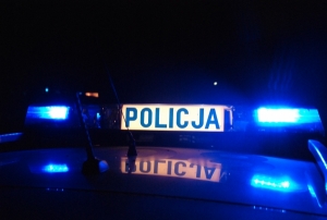 belka świetlna w radiowozie z napisem policja aura nocna