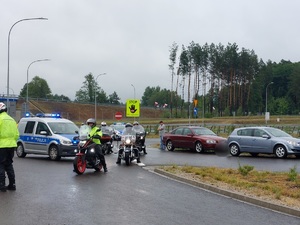 zjazd z autostrady policyjny radiowóz motocykle oraz samochody osobowe