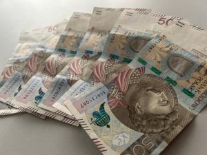 pięćsetzłotowe banknoty leżą na stole