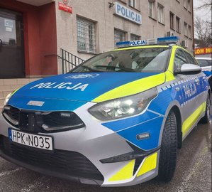 przy budynku komendy Policji zaparkowany jest osobowy radiowóz