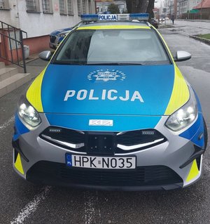 przy budynku komendy Policji zaparkowany jest osobowy radiowóz