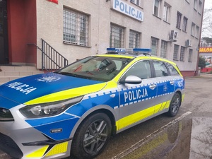 przy budynku komendy Policji zaparkowany jest osobowy radiowóz