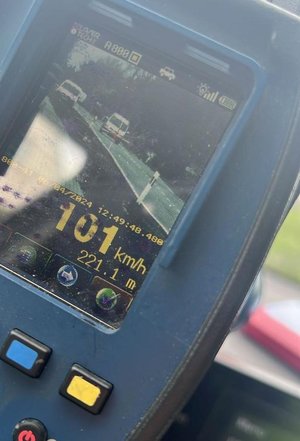 urządzenie do pomiaru stanu prędkości z wyświetloną wartością 101 km/h