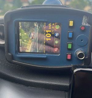 urządzenie do badania prędkości z wyświetloną wartością 101km/h