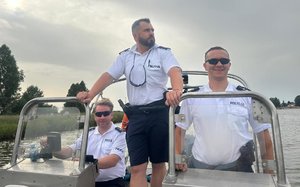 policjanci na łodzi policyjnej