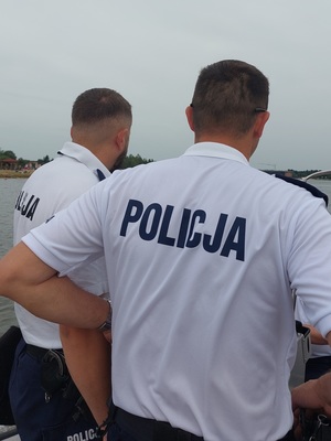 policjanci na łodzi policyjnej