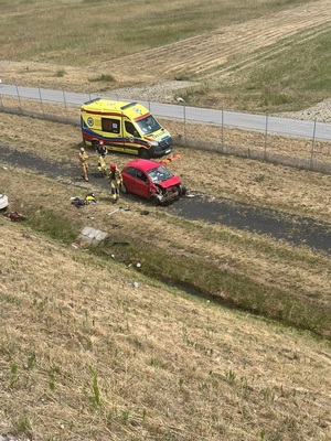 widak z góry karetki pogotowia i uszkodzonego pojazdu osobowego