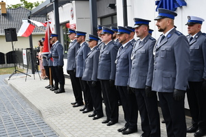 policjanci stoją w rzędzie