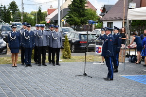 policjant mówi przez mikrofon do grupy policjantów