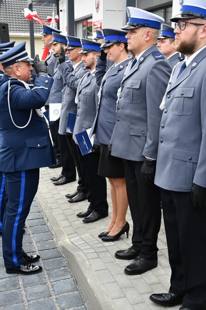 policjant stoi przed szeregiem policjantów