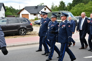 policjanci idą w szeregu