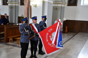 policjanci w kościele ze sztandarem