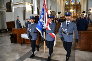 policjanci ze sztandarem wychodzą z kościoła