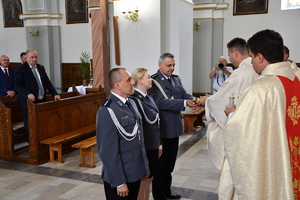 policjanci w procesji z darami w kościele