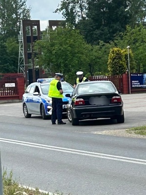 policjanci prowadza kontrolę pojazdu