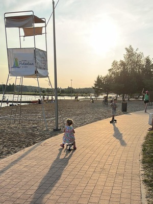 dzieci jadą na rowerach nad zbiornikiem wodnym