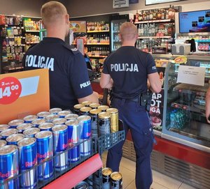 dwóch policjantów w sklepie prowadzą działania &quot;alkohol ograniczona dostępność&quot;