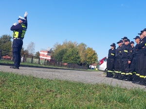 policjant ruchu drogowego prowadzi szkolenie dla strażaków