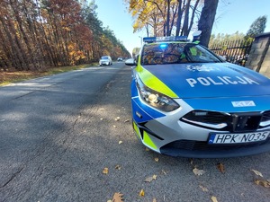 policjanci stoją przy cmentarzu