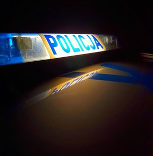 policyjna belka radiowozu z napisem policja