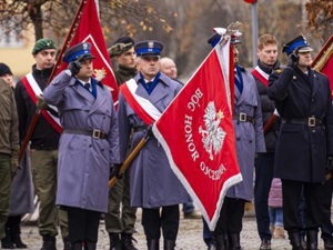 policjanci w poczcie sztandarowym