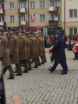 policjanci w galowych mundurach na placu apelowym