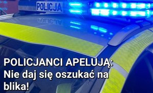 policyjna belka na dachu radiowozu z włączonymi sygnałami świetlnymi niebieskimi i napis policja apeluje nie daj się oszukać na blika