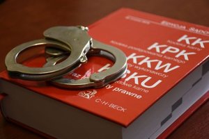 Kodeks Karny, na którym leża kajdanki