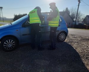 policjanci przy kontroli drogowej fot. kpp nisko