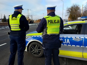 policjanci ustawieni obok radiowozu przy drodze, fot. kpp nisko