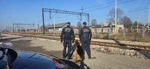 funkcjonariusz policji i służby ochrony kolei idą wzdłuż torów kolejowych, fot. kpp nisko