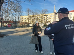 policjant rozmawia z wolontariuszkami, zdj. kpp niso