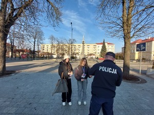 policjant rozmawia z wolontariuszkami , fot. kpp nisko