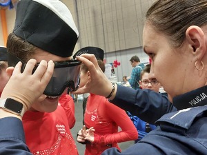 finał wielkiej orkiestry świątecznej pomocy 2025 w hali sportowej w Nisku z udziałem niżańskich policjantów, fot. kpp nisko