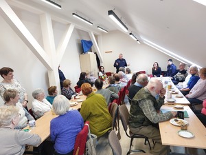 policjant prowadzi wykład dla seniorów
