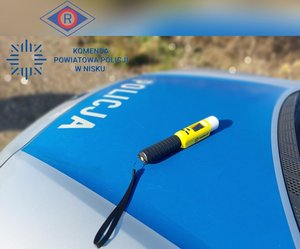 policyjne urządzenie do pomiaru stanu trzeźwości kierowców leży na masce radiowozu