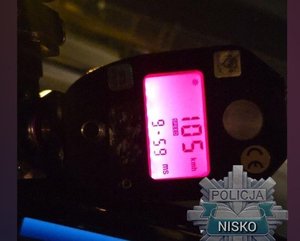 urządzenie do pomiaru prędkości pojazdów z wyświetloną wartością 105