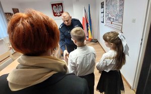 Dzieci składają życzenia policjantowi w gabinecie