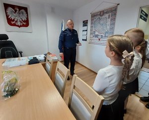 dzieci podczas składania życzeń policjantowi w gabinecie