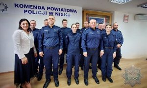 policjanci stoją w szeregu przy ścianie z napisem komenda powiatowa policji w nisku