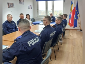 policjanci siedzą przy stole