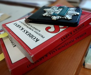 na kodeksie karnym leży policyjna legitymacja