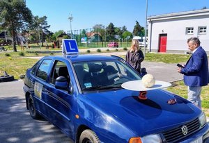 pojazd z zamocowanym talerzem na którym leży piłka na placu manewrowym
