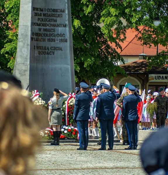 policjanci składają hołd pod pomnikiem