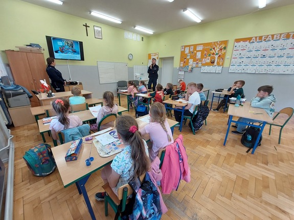 policjanci prowadza dla dzieci w klasie prelekcję