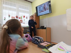 policjantka prowadzi prelekcje dla dzieci w klasie