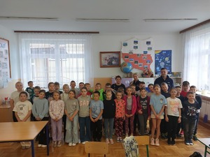policjanci stoją razem z dziećmi w klasie