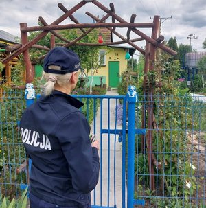 policjantka podczas obchodu terenu ogródków działkowych