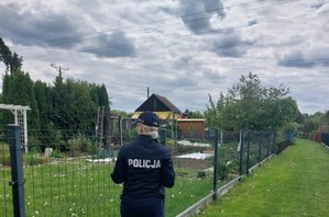 policjantka podczas obchodu terenu ogródków działkowych