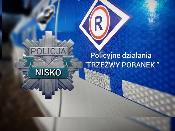 napis na tle drzwi policyjnego radiowozu trzeźwy poranek obok policyjna gwiazda z napisem policja nisko